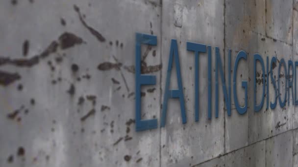 Закрыть металлическую стену со словесным расстройством питания — стоковое видео