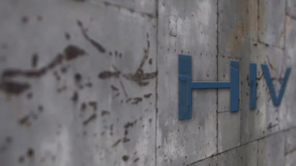 Fechar Shooting parede de metal com palavra hiv — Vídeo de Stock