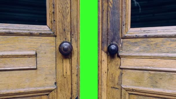 Анимация - деревянная дверь, открывающаяся зеленым экраном — стоковое видео