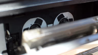 Adamın elini retro kaset çalar ile birlikte tam ses kaset ekleme