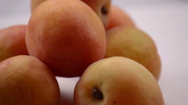 Kayısı. Taze ve olgun organik kayısı masanın üzerinde döndürmek. Biyo meyve.