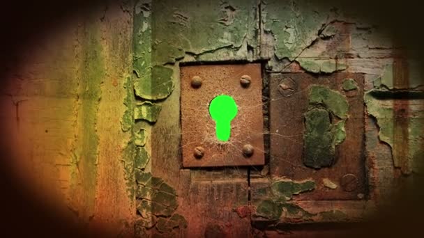 Agujero de llave en la puerta de metal y pantalla verde desde el exterior. Acercar — Vídeos de Stock