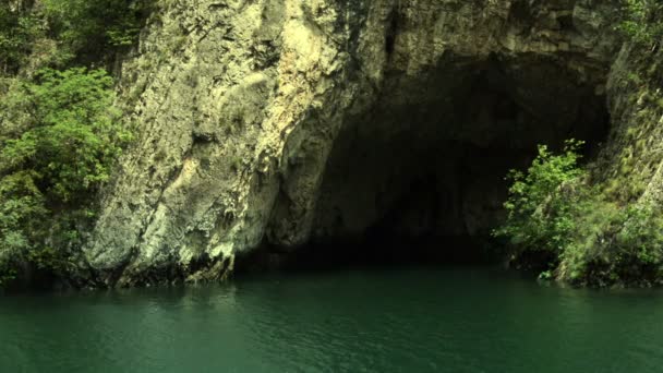 Подземная речная пещера — стоковое видео