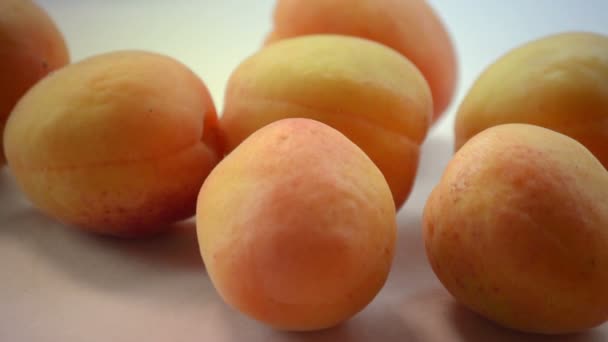 Meruňka. Čerstvé a zralé meruňky bio se otočit na stole. Bio ovoce. — Stock video