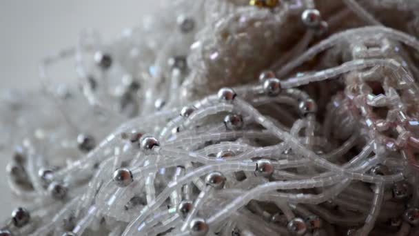Закрыть кристаллы с серебряным сияющим отражением — стоковое видео