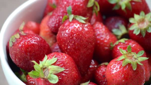 Φρέσκες ώριμες φράουλες ζουμερά — Αρχείο Βίντεο
