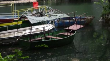 Tekne gölün bir zincir ile kilitli