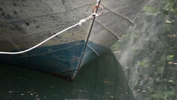 Barco trancado com uma corda no lago — Vídeo de Stock