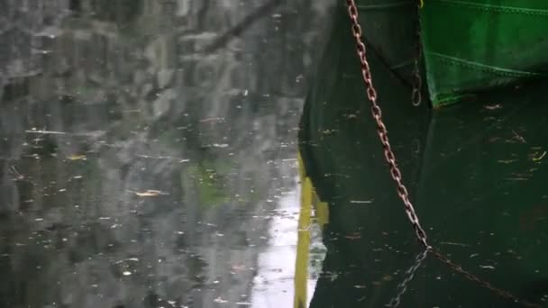 Barco trancado com uma corda no lago — Vídeo de Stock