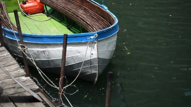 Barca bloccata con una corda nel lago — Video Stock