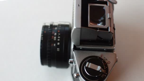 Primer plano de la cámara de fotos vintage rotar — Vídeos de Stock