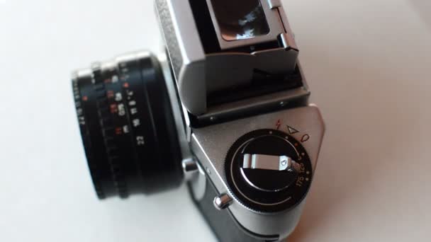 Close up van vintage fotocamera roteren — Stockvideo