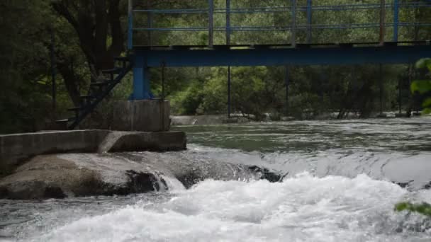 Puente de metal viejo sobre el río que fluye — Vídeos de Stock