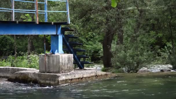 Puente de metal viejo sobre el río que fluye — Vídeos de Stock