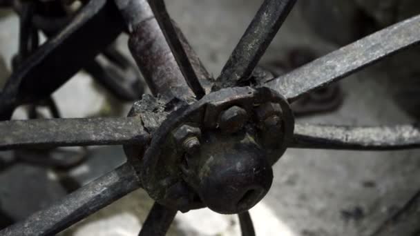 Крупным планом - металлические колеса старой неработающей сельскохозяйственной техники — стоковое видео