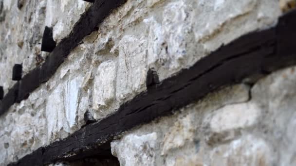 Panorera över takbjälkar i trä och sten fasaden på huset — Stockvideo