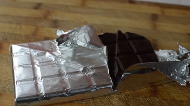 銀紙でチョコレートバーを包んだ — ストック動画