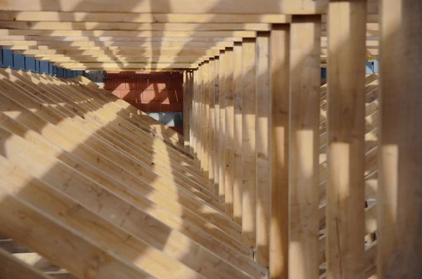 Nova casa atualmente em construção e madeira rof — Fotografia de Stock