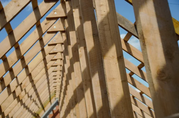 Nieuw huis op dit moment in aanbouw en houten rof — Stockfoto