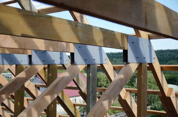 Nieuw huis op dit moment in aanbouw en houten rof — Stockfoto