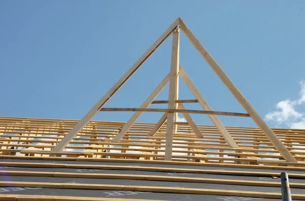 İnşaat ve ahşap rof altında şu anda yeni ev