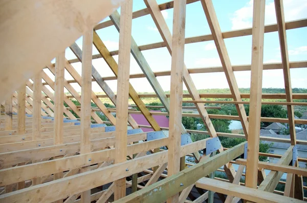 Nova casa atualmente em construção e madeira rof — Fotografia de Stock