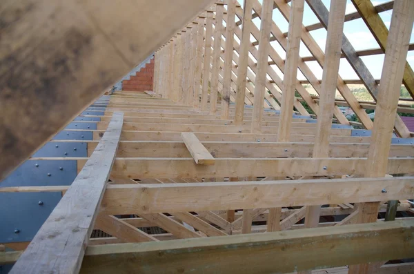 İnşaat ve ahşap rof altında şu anda yeni ev