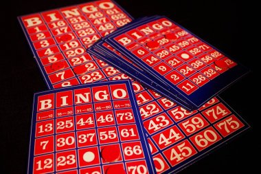 Bingo kartı siyah bir zemin üzerine