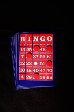 Bingo kartı siyah bir zemin üzerine