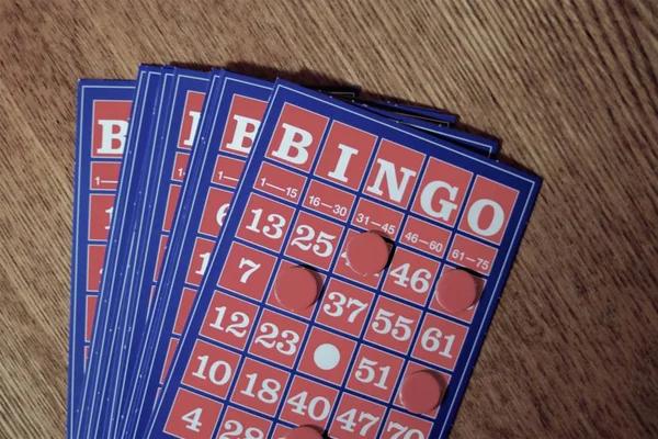 La tarjeta de bingo vintage en la mesa de madera —  Fotos de Stock