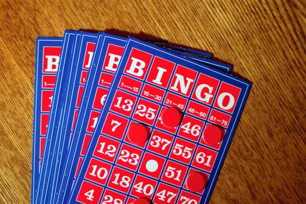 La tarjeta de bingo vintage en la mesa de madera —  Fotos de Stock