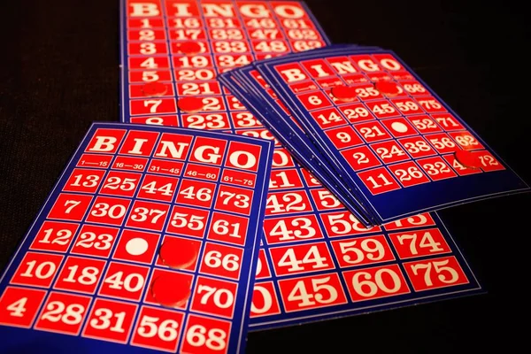 Bingo kartı siyah bir zemin üzerine