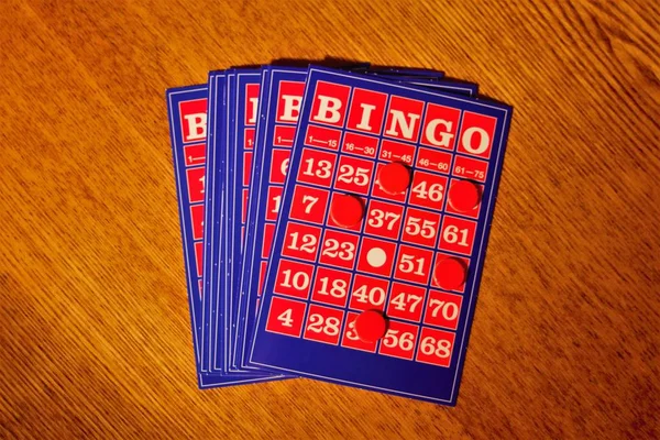 La tarjeta de bingo vintage en la mesa de madera —  Fotos de Stock