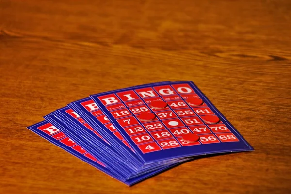 La tarjeta de bingo vintage en la mesa de madera —  Fotos de Stock