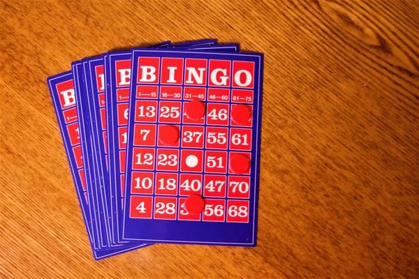 La tarjeta de bingo vintage en la mesa de madera —  Fotos de Stock