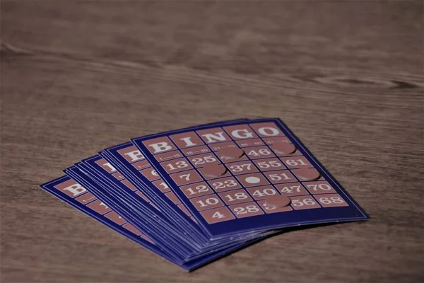 La tarjeta de bingo vintage en la mesa de madera —  Fotos de Stock