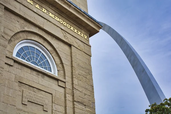Сент-Луис, Миссури США 04 10, 2019: Базилика Сент-Луиса, король Франции и арка ворот являются двумя главными достопримечательностями при въезде в центр Сент-Луиса . — стоковое фото