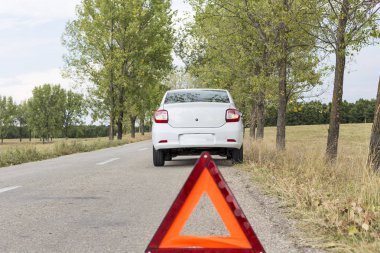 Diğer yol kullanıcılarını hasarlı bir araba hakkında uyarmak için kırmızı üçgene yaklaş