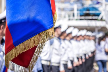 Deniz mürettebat ve güneşli bir günde gemi güverte üzerinde asılı bir bayrak