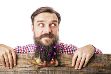 Onun sakalı beyaz arka plan üzerinde dekorasyon topları ile komik bir adam portresi portre