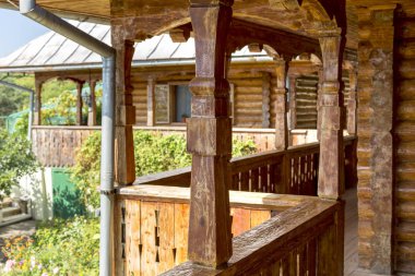 Ahşap binanın balkon. Geleneksel mimari elemanları ile ev inşa