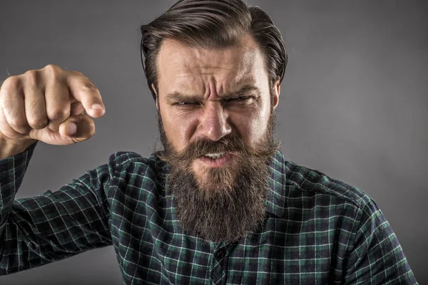 Retrato Close Homem Barbudo Irritado Ameaçando Com Dedo Fundo Cinza — Fotografia de Stock