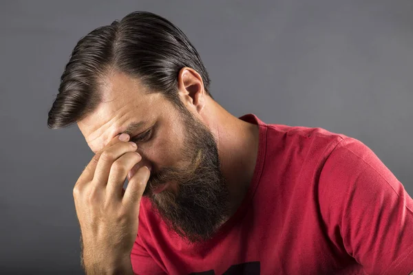 Närbild Trött Ung Man Isolerade Grå Bakgrund — Stockfoto