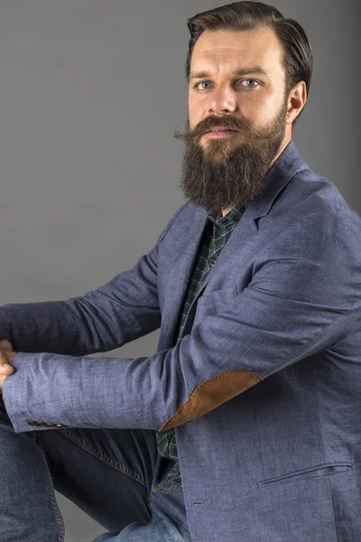 Портрет элегантного молодого человека с бородой и усами — стоковое фото