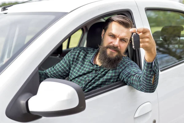 Knappe Jongeman Met Sleutel Van Zijn Nieuwe Auto — Stockfoto