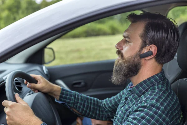 Giovane Uomo Che Parla Telefono Cellulare Con Auricolare — Foto Stock