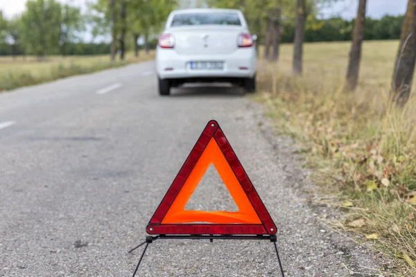 Piros Háromszög Közelsége Figyelmezteti Többi Úthasználót Sérült Autóra — Stock Fotó