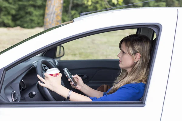 Hübsche Junge Frau Schreibt Sms Telefon Und Trinkt Kaffee Während — Stockfoto