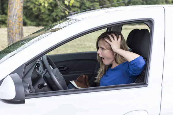 Jovem Mulher Gritando Enquanto Dirigindo Carro Mãos Cabeça — Fotografia de Stock