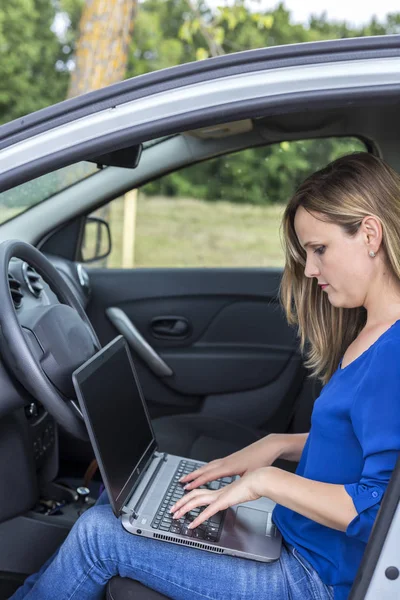 Jeune Femme Utilisant Ordinateur Portable Dans Voiture Conduisant Concept Sécurité — Photo